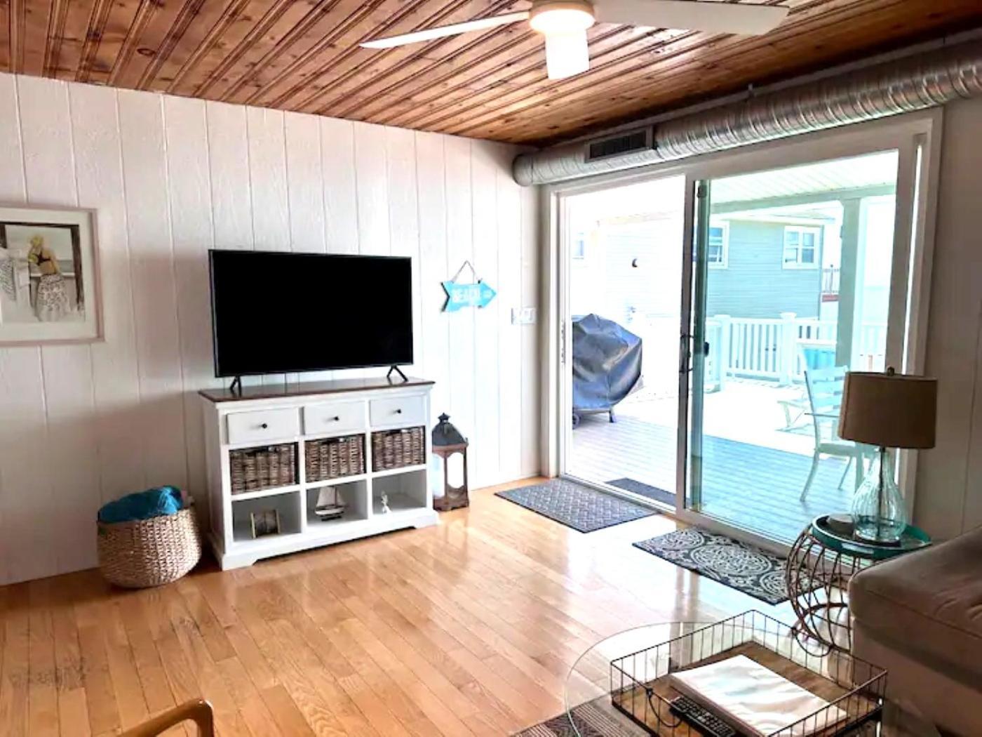 Cozy Beach - Direct Waterfront! East Haven Ngoại thất bức ảnh