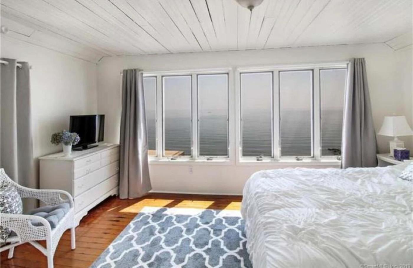 Cozy Beach - Direct Waterfront! East Haven Ngoại thất bức ảnh